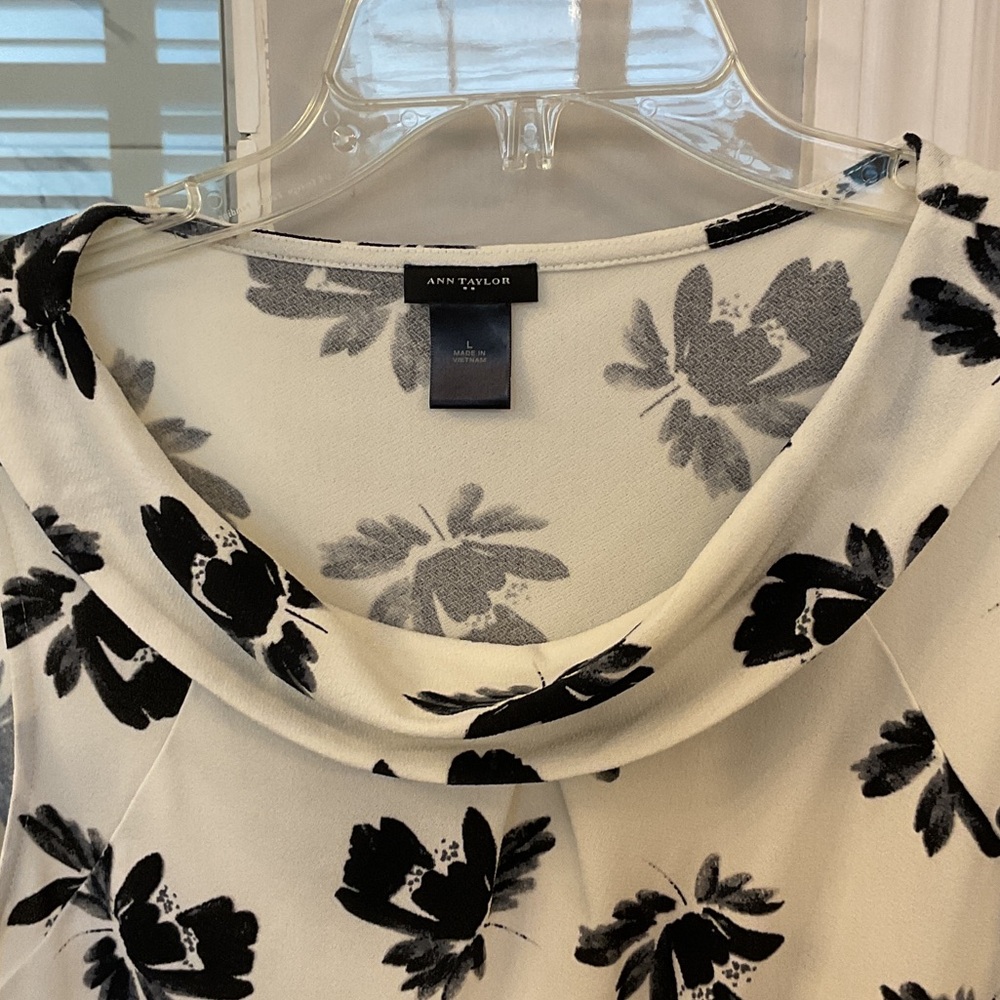 Ann Taylor Monochrome Floral Sleeveless Blouse - Picture 2 of 3